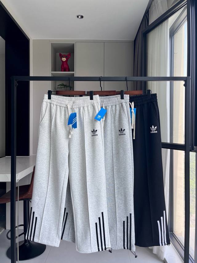 Three-bar sweatpants with clover hems Adidas three-bar sweatpants with clover he