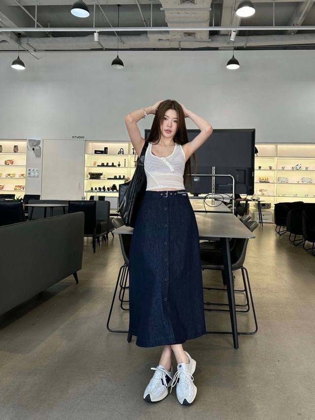 New arrivalDio* Dior super fashionable denim skirtPersonalized color tone makes