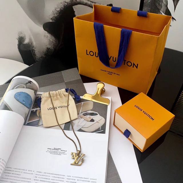 Lv metal letter simple necklace! Louis Vuitton collaborated with Japanese artist