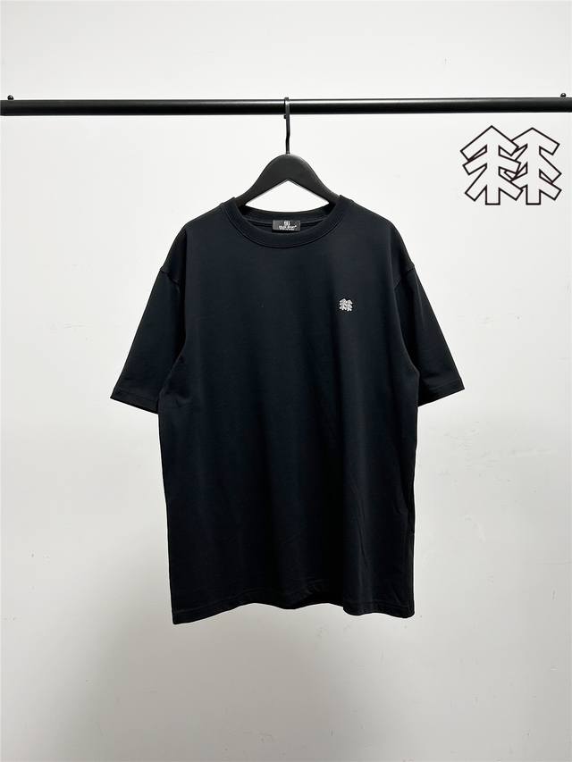 Kolon Sport's latest short-sleeved T-shirt with embroidery and small logo! Kolo