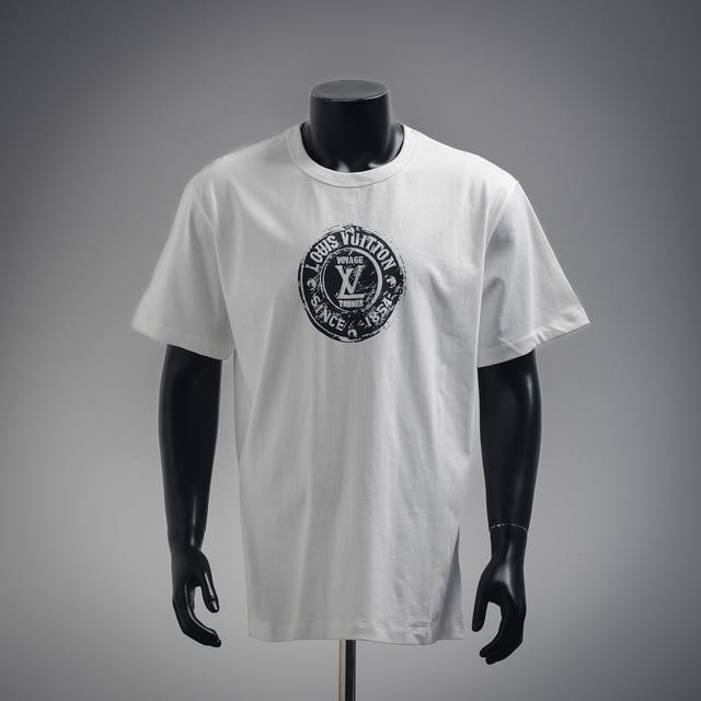 Louis Vuitton Lv 2025 Circle Stamp Short Sleeve This T-shirt is cut into a casua