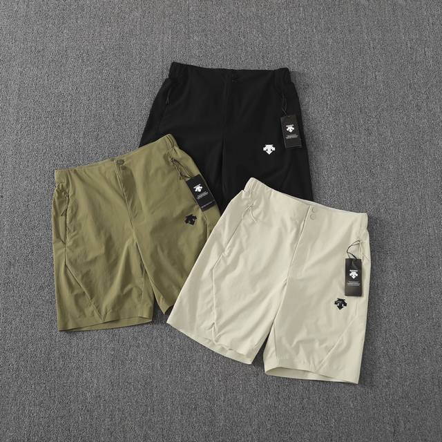 Descente Training Series Men's Woven Shorts for Comprehensive Training and Sport