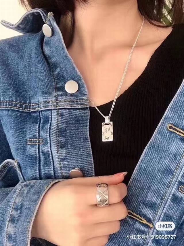 GucciGucci rectangular necklace, this one is matched with the bracelet, and it i
