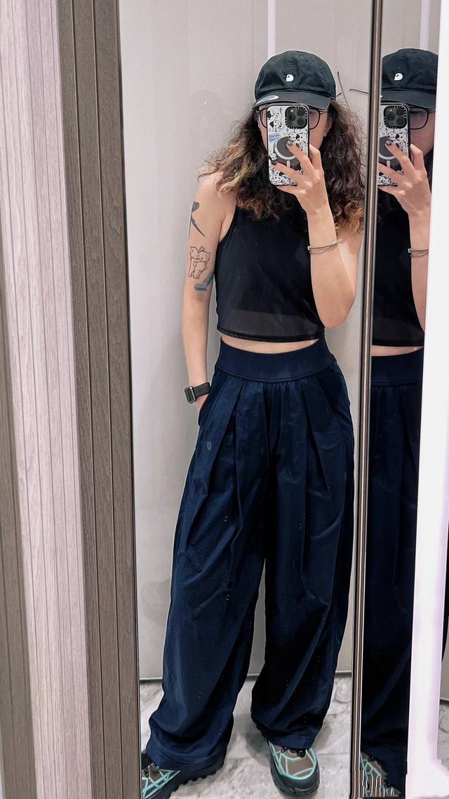 Black model pictureLulu tennis pants return in two colorsLulu is so amazing, it
