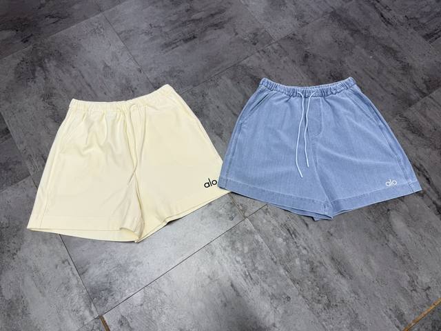 A very popular style recently~ Alo two-tone denim style Bermuda shorts!! Let