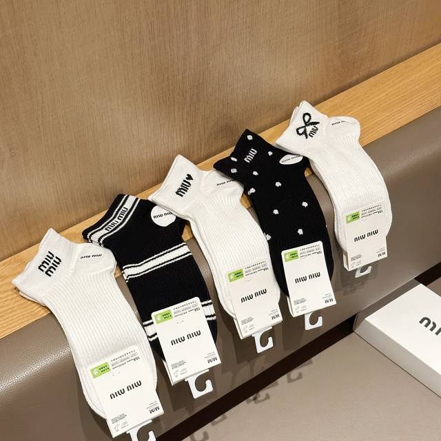 Miumiu sports gift box socks Light up your outfit in one second, every pair look