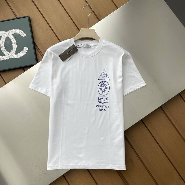 The counter restores the top-level replica Dior T-shirt, with gentle light blue