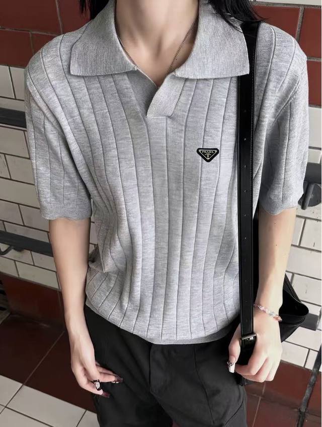 Prada 2025Fw Prada V-neck Polo knitted short sleeves A Prada classic in 2025. Cl