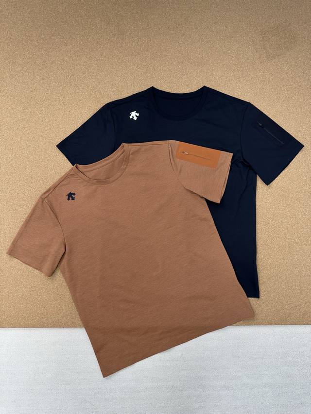 Descente Summer sports round neck pullover with logo print pattern and zipper de