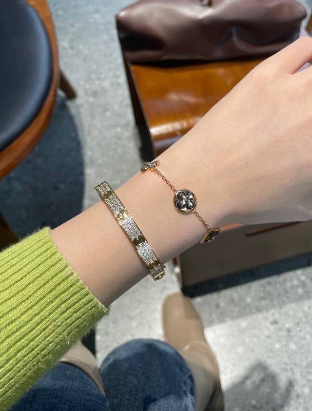 Lv Louis Vuitton Grey Mother-of-Pearl Four-Flower Bracelet with Full Package Lou
