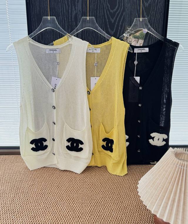 Product name: Chane* Chanel's new V-neck flocked logo thin knitted vest Size: M