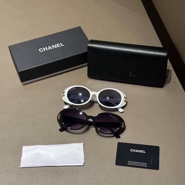 Chanel retro sunglasses, with golden double C logos on both sides, this pair of