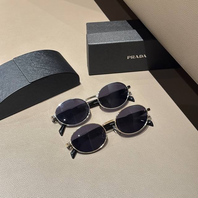 Prada's popular sunglasses with metal frames are a must-have item for fashionist