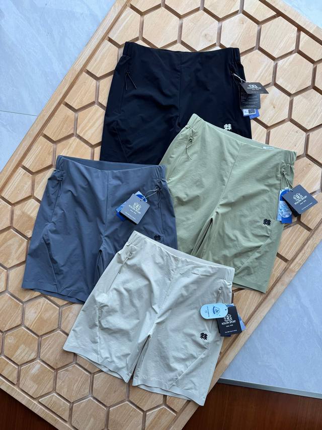 Kolon Sport laminated shorts, your best shorts for summer are here! Designed for