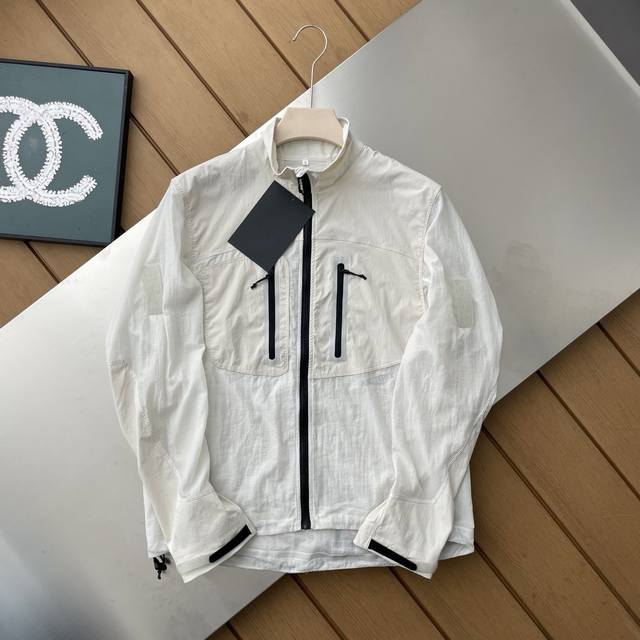 The counter restores the top replica of Arc'teryx's latest stand-up collar ligh