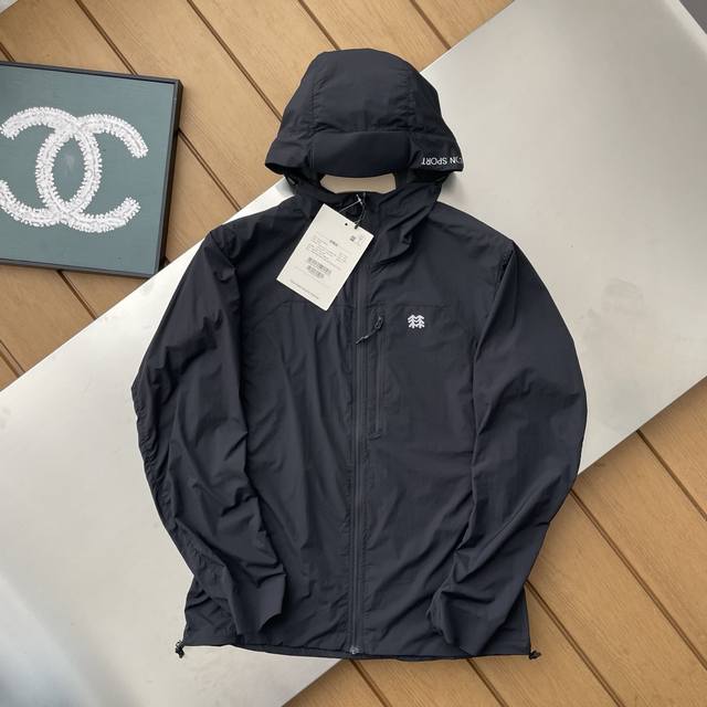 The top replica of Kolon Sport is restored in the counter. It is a couple's out