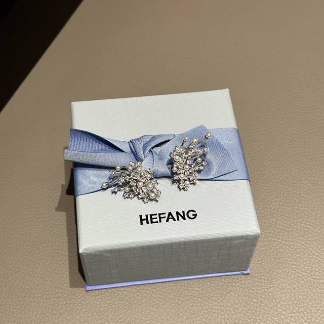 The same style as Zhao Jinmai, Hefang Hefang brilliant nebula earrings, light l