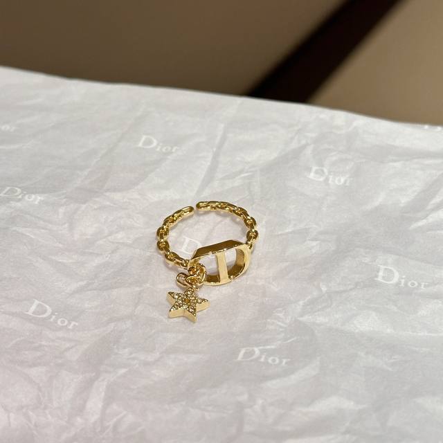 Dior star chain ring, it's so shiny, I really love it, it's really beautiful. Wh