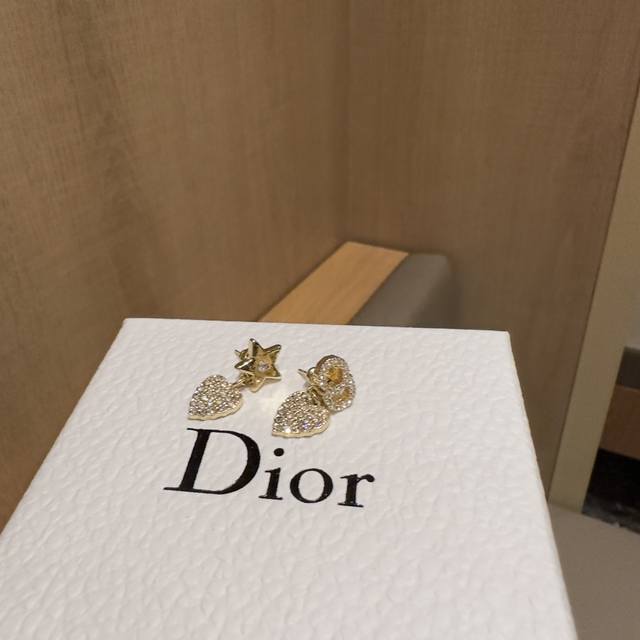 Dior's new Petit CD star earrings adopt an asymmetrical design. The earrings are