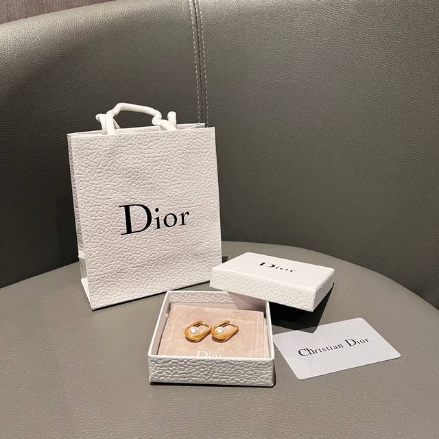 Dior Cd pearl earrings, light luxury style high-end earrings, old retro brass t