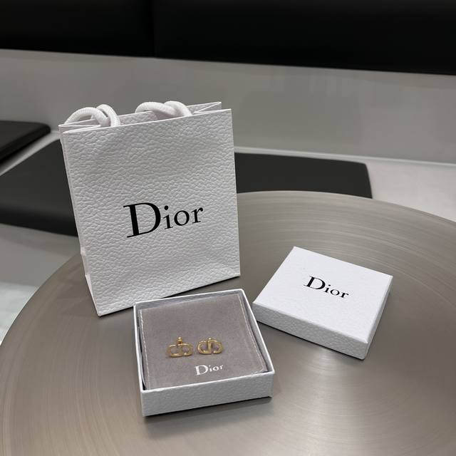 Dior Dior counter Cd earrings, simple and classic style, retro metal creates a m