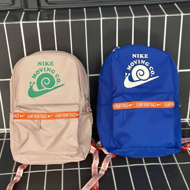 Top version Nike Heritage backpack, student school bag, male and female models.