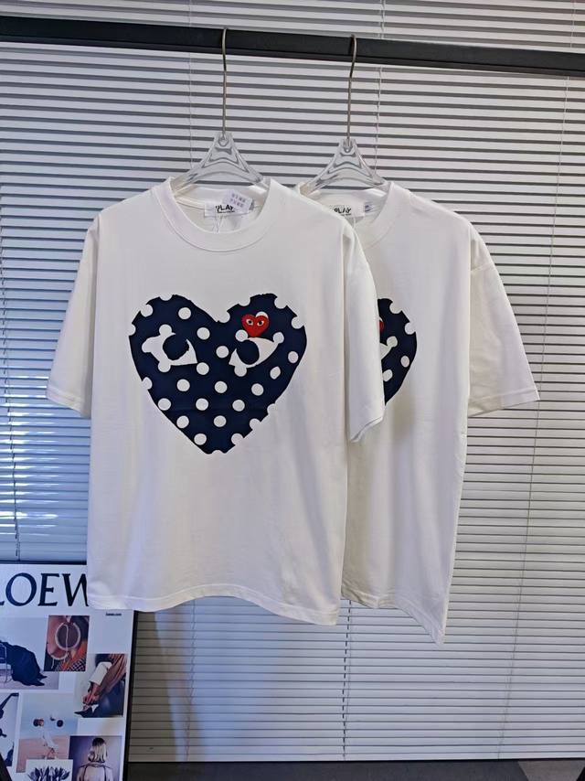 The heart-shaped short-sleeved shirt is simply the heart-moving love god I can't