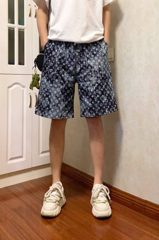 Lv Louis Vuitton tie-dyed cotton washed denim shorts! Loose fit! Customized Lv c