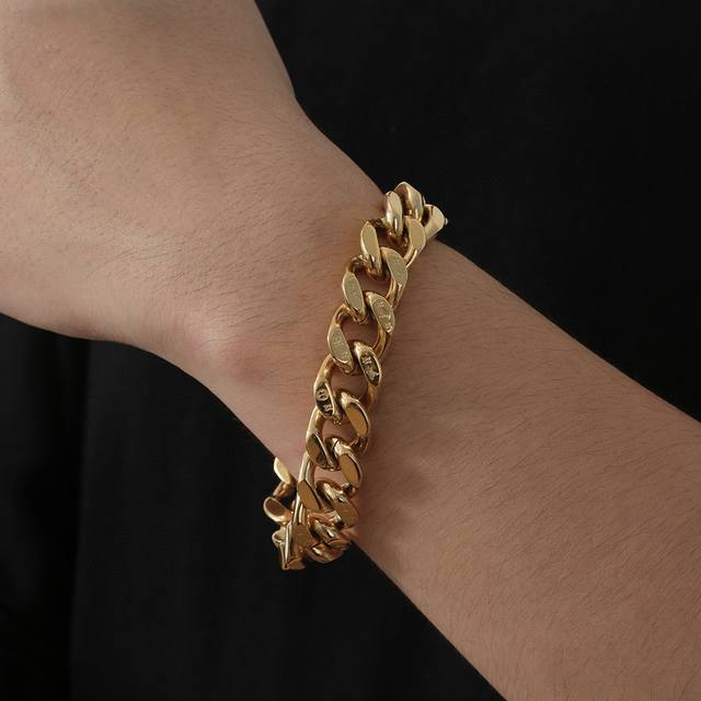 Lv Louis Vuitton magnetic steel bracelet, a must-have for men The pattern is sta