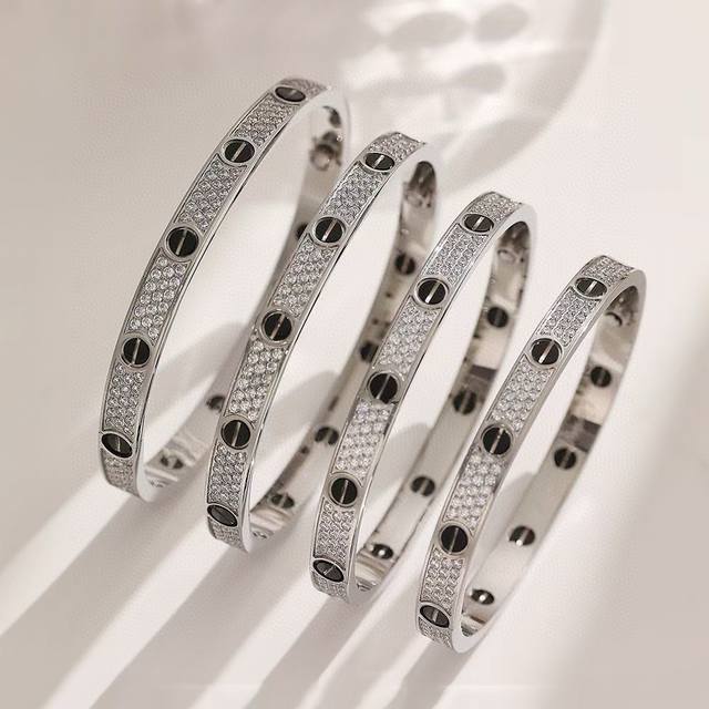 Cartier Cartier full diamond and star bracelet is the same style as all the majo