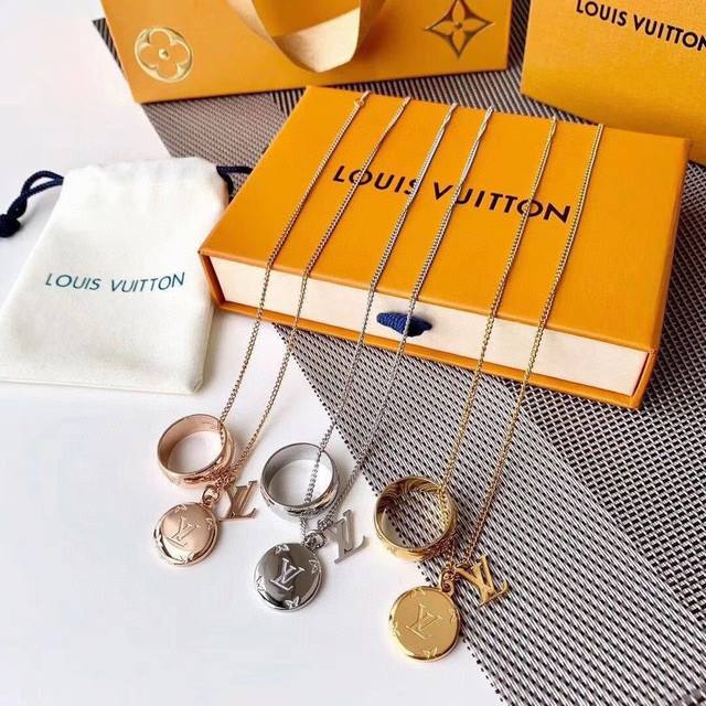 Lv Louis Vuitton ring necklace is finely engraved, hand-polished, and super smoo