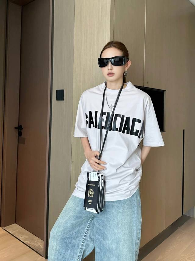 Balenciaga The new style of tape is black. The front and back letters are black.