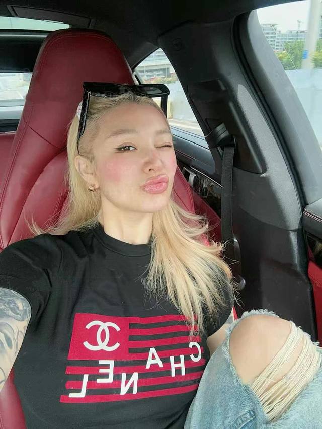Chanel. New contrast color silicone letter logo short T-shirt A figure-flatterin