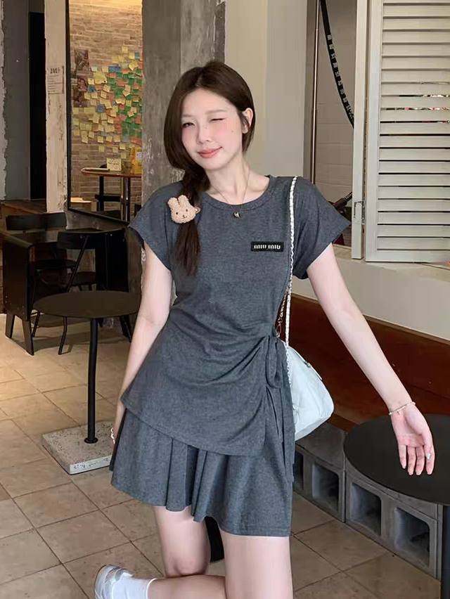 A set of Miu Miu's new mosaic logo high-grade gray short T-shirt and shorts sui
