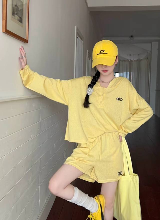 A set of new letter embroidered chick yellow sunscreen long-sleeved shorts suit