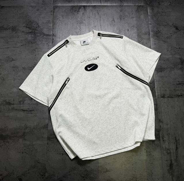Nike embroidery splicing zipper couple short-sleeved T-shirt The fabric is made