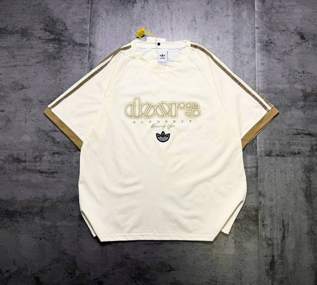clover embroidery couple short-sleeved raglan sleeve T-shirt The fabric is made