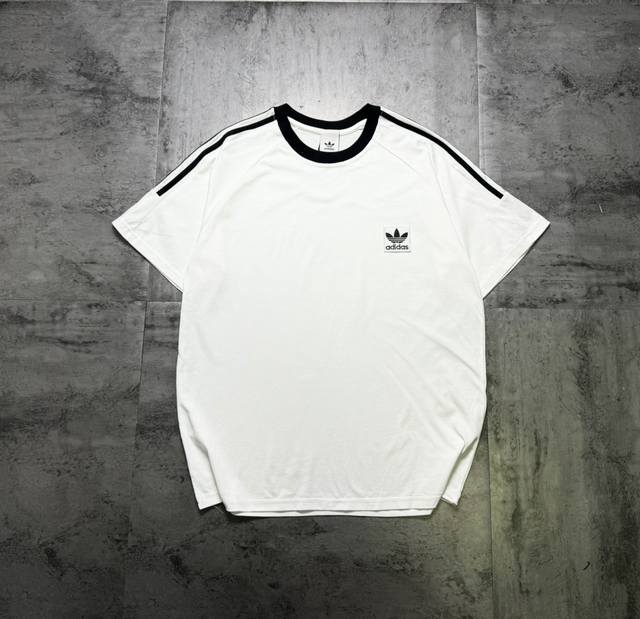 clover embroidery couple short-sleeved T-shirt The fabric is made of combed cott