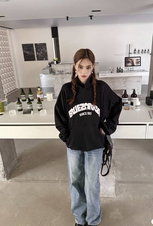 Balenciaga 23Ss Balenciaga's latest inverted letter embroidered hooded sweatshir