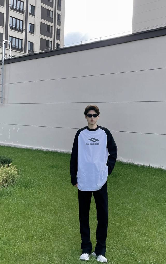 Balenciaga 23Ss Balenciaga raglan sleeve T-shirt, black and white color matching