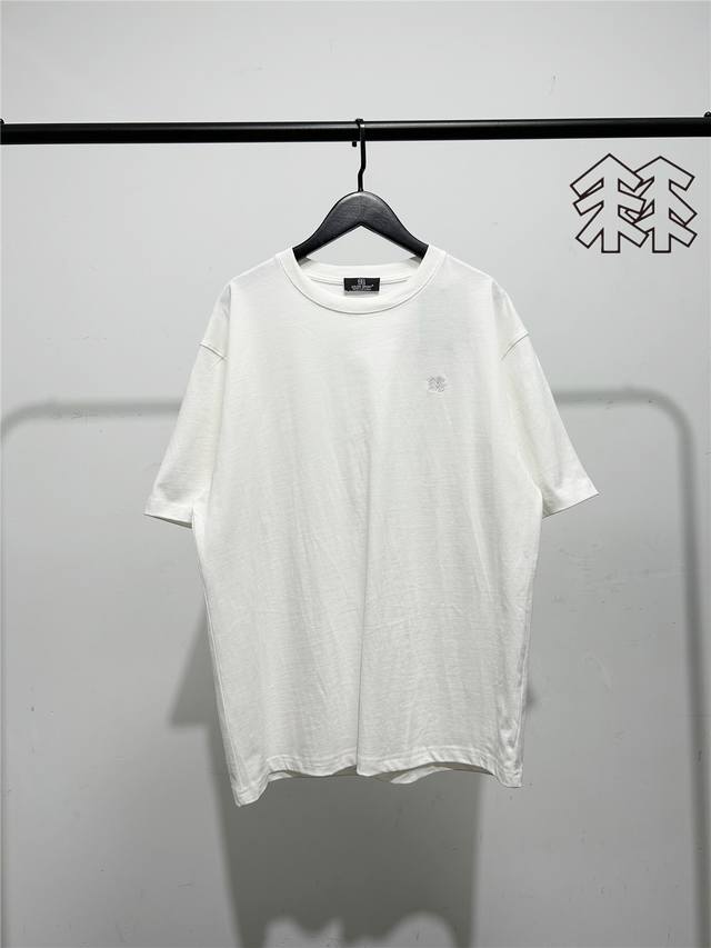Kolon Sport's latest short-sleeved T-shirt with embroidery and small logo! Kolo