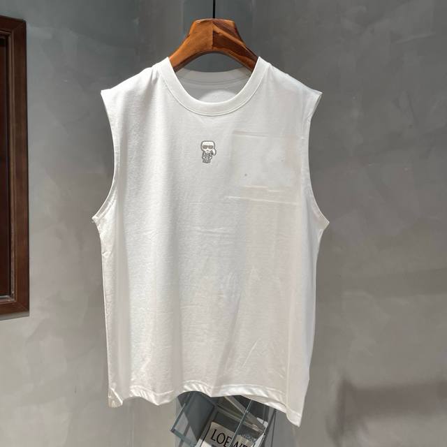 Fendi's new summer sleeveless vest is now online! The iconic brand embroidered