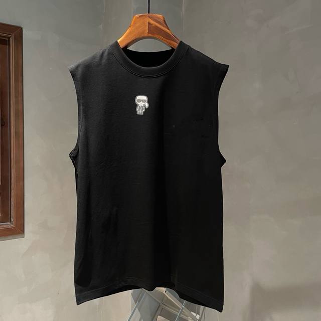 Fendi's new summer sleeveless vest is now online! The iconic brand embroidered