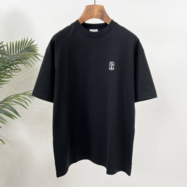 Brunello Cucinelli's new T-shirt for early spring is here! Exquisite brand logo