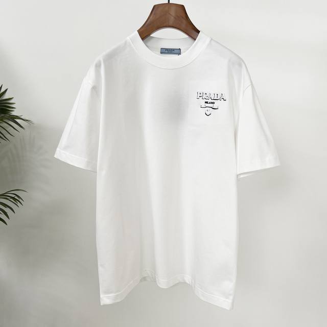 Prada's new T-shirt is absolutely amazing! Embroidered logo, full of exquisitene