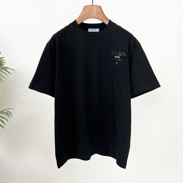 Prada's new T-shirt is absolutely amazing! Embroidered logo, full of exquisitene