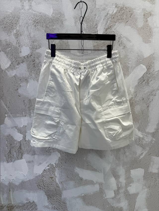 Guc Multi-pocket cargo shorts with webbing print The inner lining is decorated w