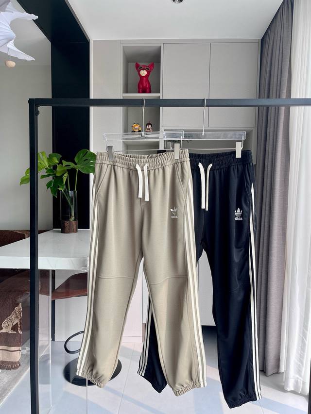 Three-bar clover pants with leggings Adidas three-bar clover pants with leggings