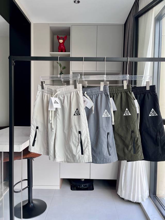Acg Nike zippered shorts Nike Acg's new loose zippered shorts, all four colors a
