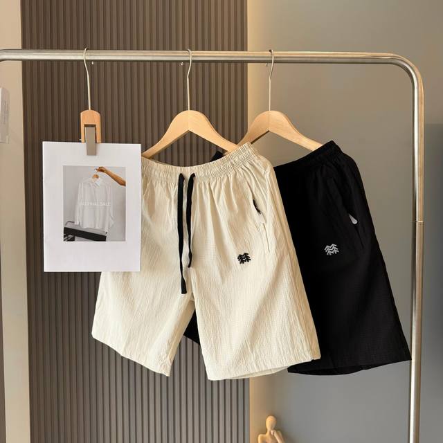 Kolon Sport casual shorts are on sale on the official website with 3D printed ma